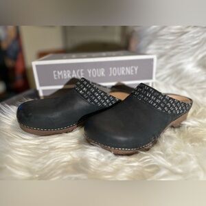 Dansko Bev Burnished Nubuck (black size 6)